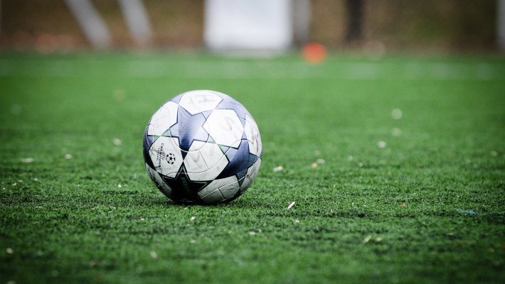 Fussball Fussball auf dem Rasen