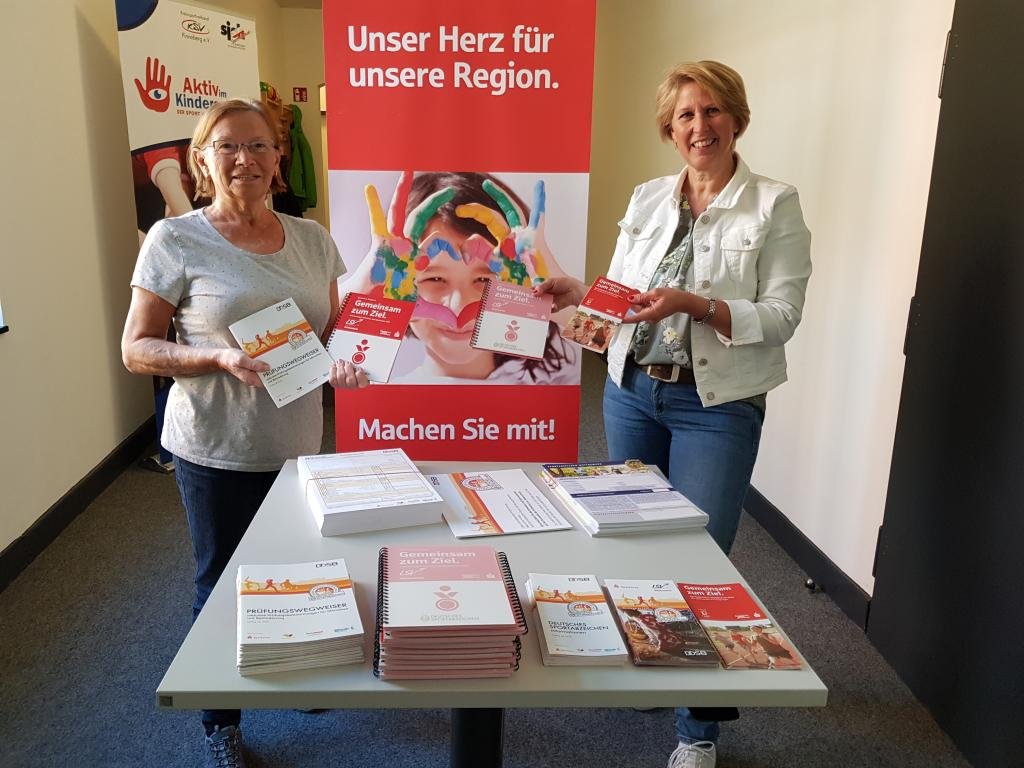 Rita Saß (Sport und Spaß Uetersen) ist von Nicole Pansch (KSV Pinneberg) bereits mit den neuen Materialien versorgt worden. Rita Saß (Sport und Spaß Uetersen) ist von Nicole Pansch (KSV Pinneberg) bereits mit den neuen Materialien versorgt worden.