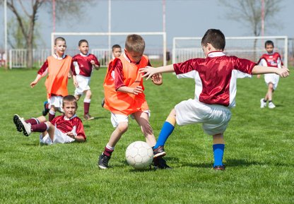 Kinder spielen Fußball