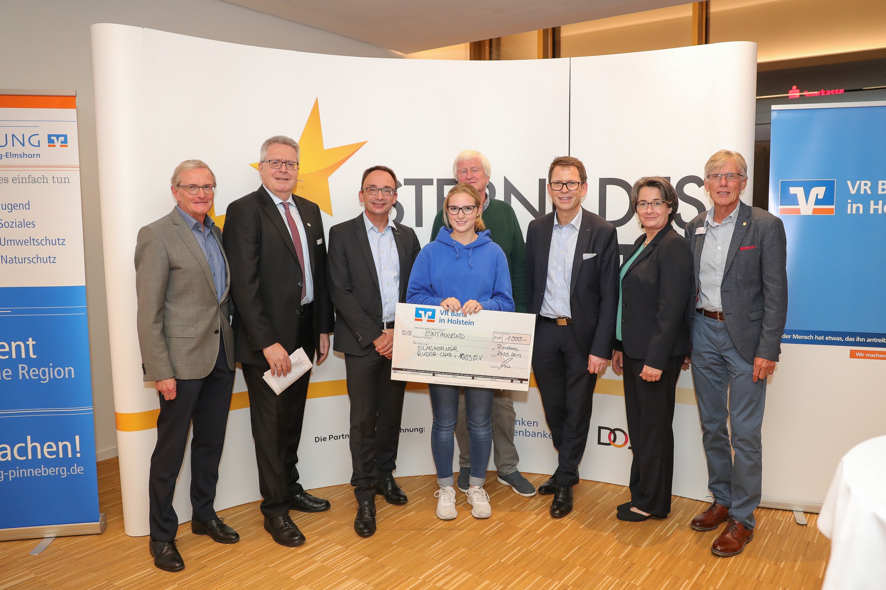 Den dritten Platz errang der Elmshornder Ruderclub, über den sich die Vorsitzenden Peter Westphal, Uwe Janzen und Victoria Teichmann freuen. Foto: VR Bank in Holstein